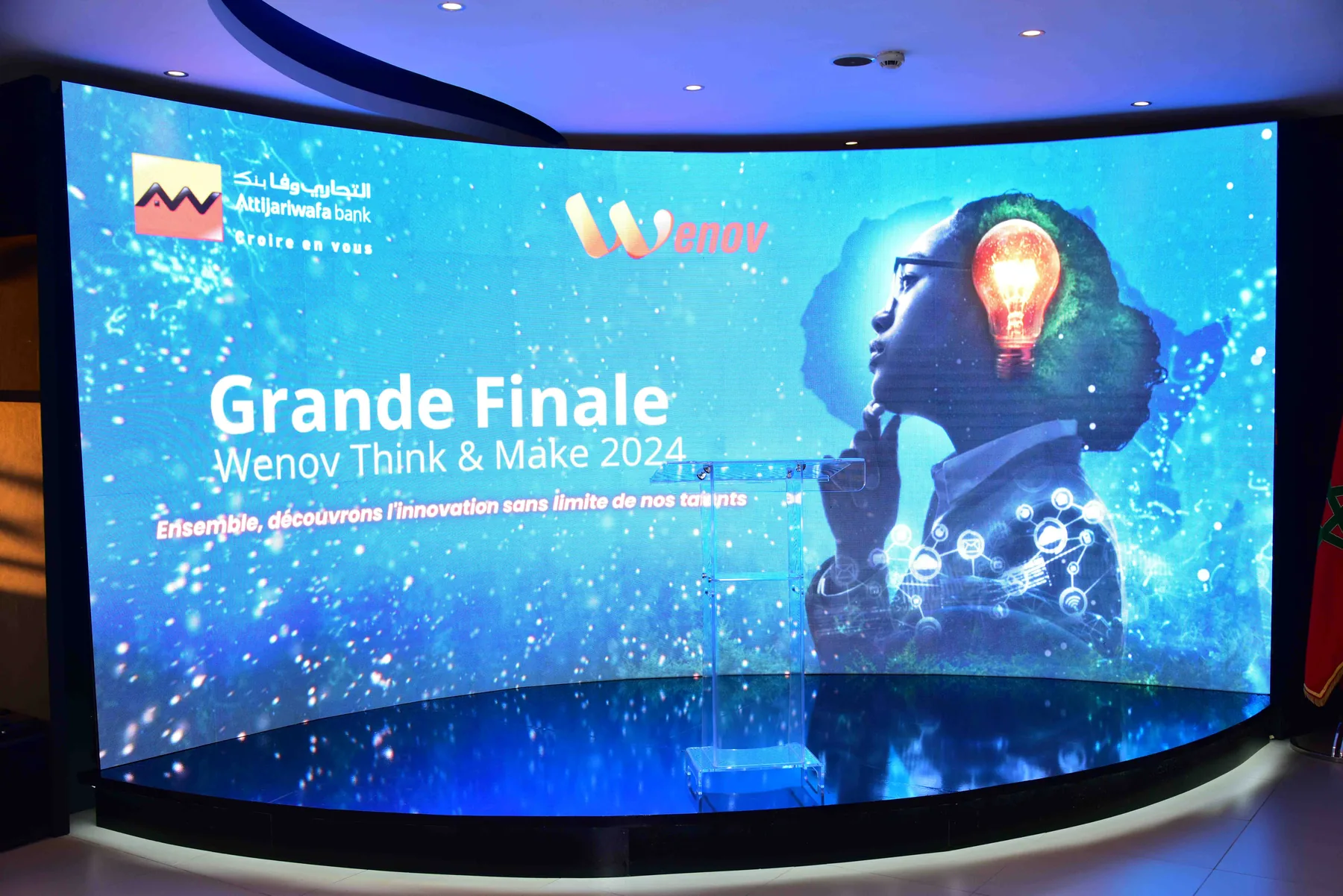 Écran LED courbe affichant une finale dans un dispositif scénique.